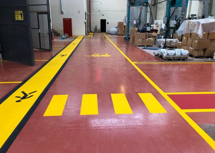 - erbfabrikayolcizgisi forklift yolu cizgileri yaya yolu cizgisi yaya gecidi cizgisi acil cikis yolu cizgileri stok alani cizgileri yaya giremez cizgileri palet stok alani cizgileri depo  700x500 - Tüm Hizmetler